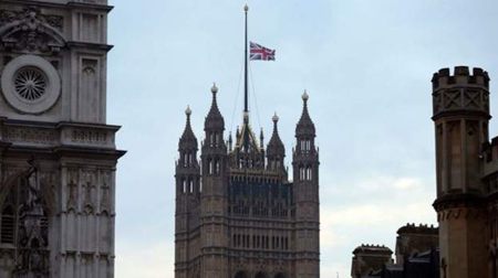 Cờ Anh treo rủ tại điện Westminster sau vụ tấn công khủng bố.